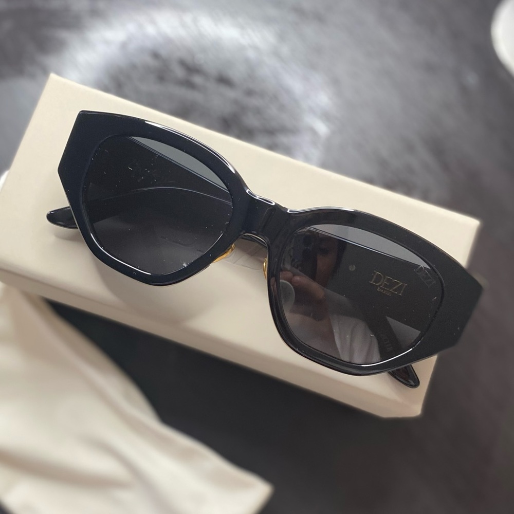 DEZI Black Sunglasses in “Charge it”